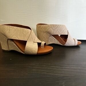 Gentle Soles Kenneth Cole Natural nude colored snake print wedge sandals S6